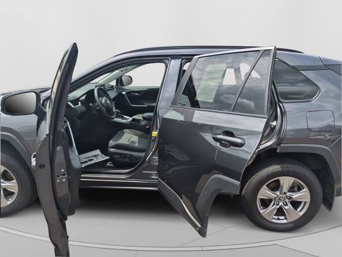 Used 2022 Toyota RAV4 XLE AWD/4WD image 27