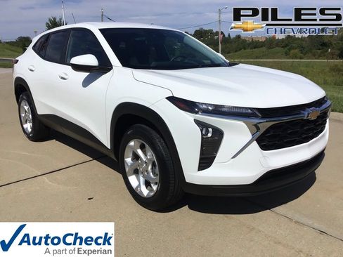 Used 2024 Chevrolet Trax LS w/ LS Convenience Package FWD image 1