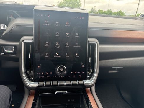 Used 2025 GMC Yukon Denali image 12