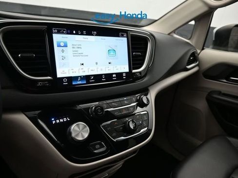 Used 2023 Chrysler Pacifica Touring-L FWD image 11