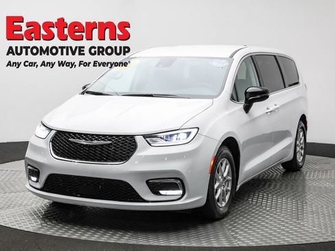 Used 2024 Chrysler Pacifica Touring-L image 1