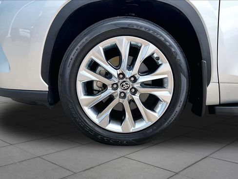 Used 2023 Toyota Highlander Limited FWD image 11