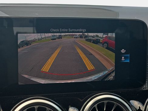 Used 2022 Mercedes-Benz GLB 250 4MATIC image 21