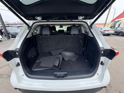 Used 2022 Toyota Highlander XLE image 18