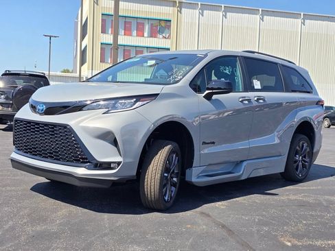 Used 2025 Toyota Sienna XSE w/ XSE Plus Package FWD image 16