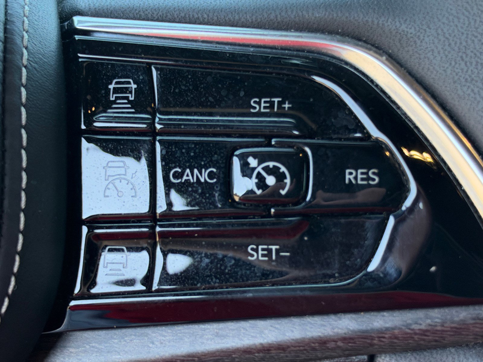 Used 2023 Jeep Grand Cherokee Overland AWD/4WD image 29