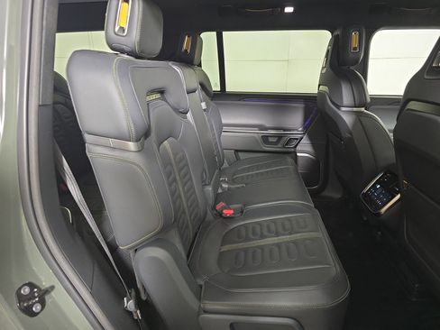 Used 2022 Rivian R1S Launch Edition image 23