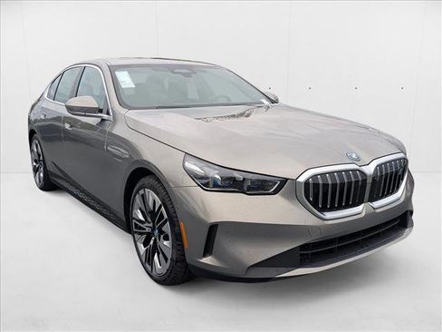 Used 2025 BMW i5 eDrive40i w/ Premium Package image 6