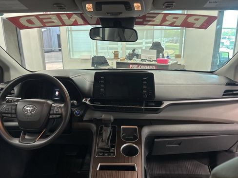 Used 2024 Toyota Sienna LE FWD image 13