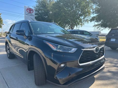 Used 2022 Toyota Highlander XLE FWD image 3