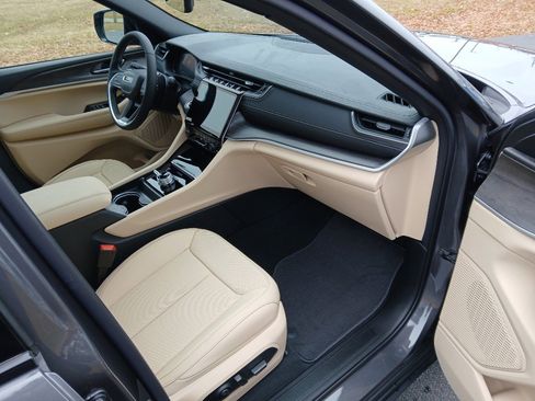 New 2025 Jeep Grand Cherokee L Limited w/ Luxury Tech Group II image 36