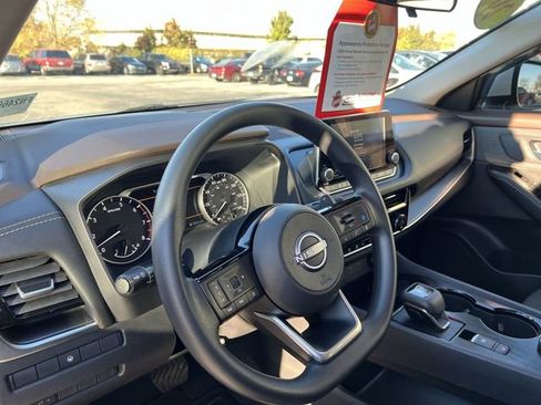 Used 2022 Nissan Rogue SV image 11
