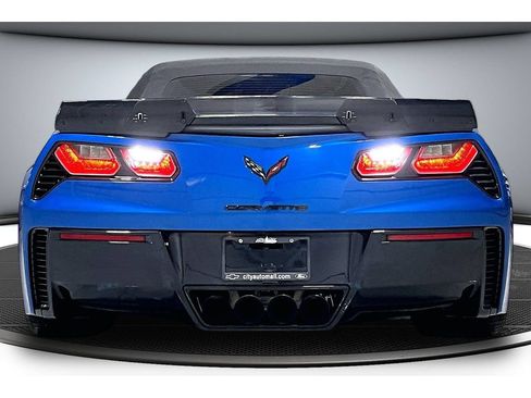 Used 2015 Chevrolet Corvette Z06 w/ 3LZ Preferred Equipment Group RWD image 6