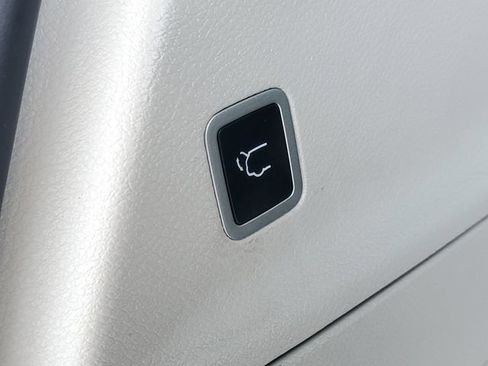 Used 2024 Chrysler Pacifica Touring-L FWD image 37