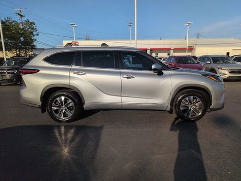Used 2021 Toyota Highlander XLE AWD/4WD image 6