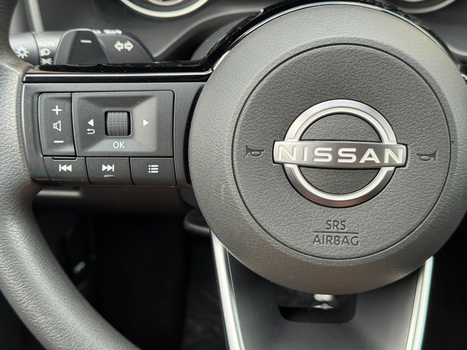 Used 2023 Nissan Rogue SV FWD image 18