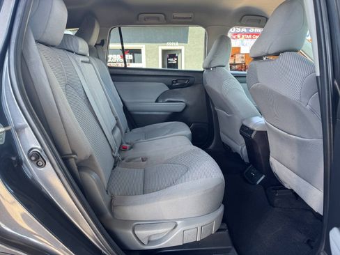Used 2021 Toyota Highlander LE AWD/4WD image 14