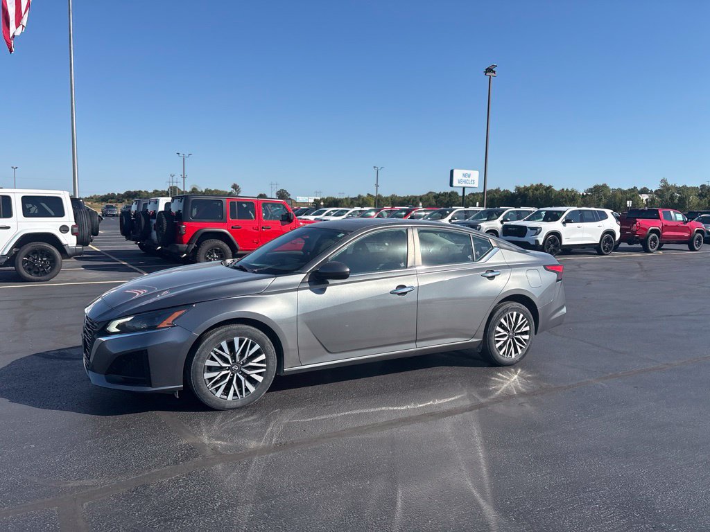 Used 2023 Nissan Altima 2.5 SV w/ SV Premium Package AWD/4WD image 4