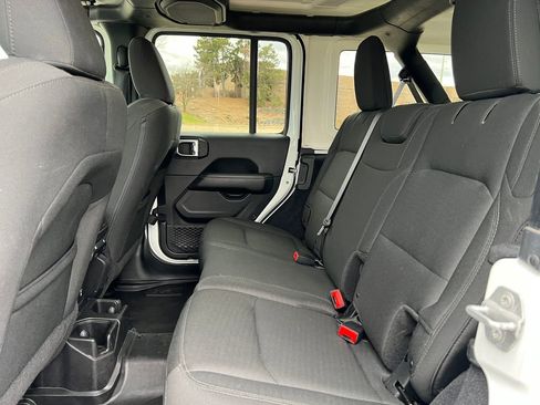 Used 2018 Jeep Wrangler Unlimited Sahara AWD/4WD image 5