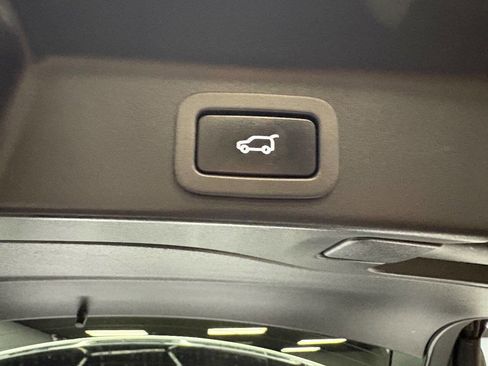 Used 2020 Jaguar F-PACE Premium image 44