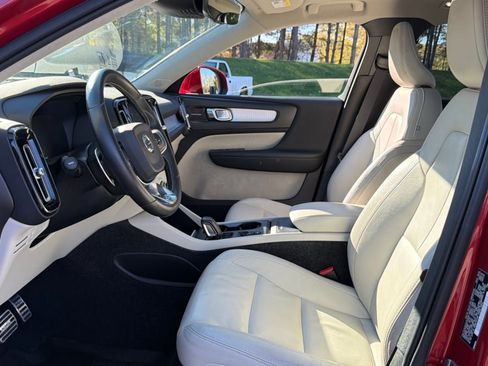 Used 2019 Volvo XC40 T5 Momentum image 9