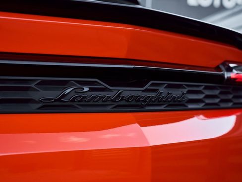 Used 2025 Lamborghini Urus SE image 11