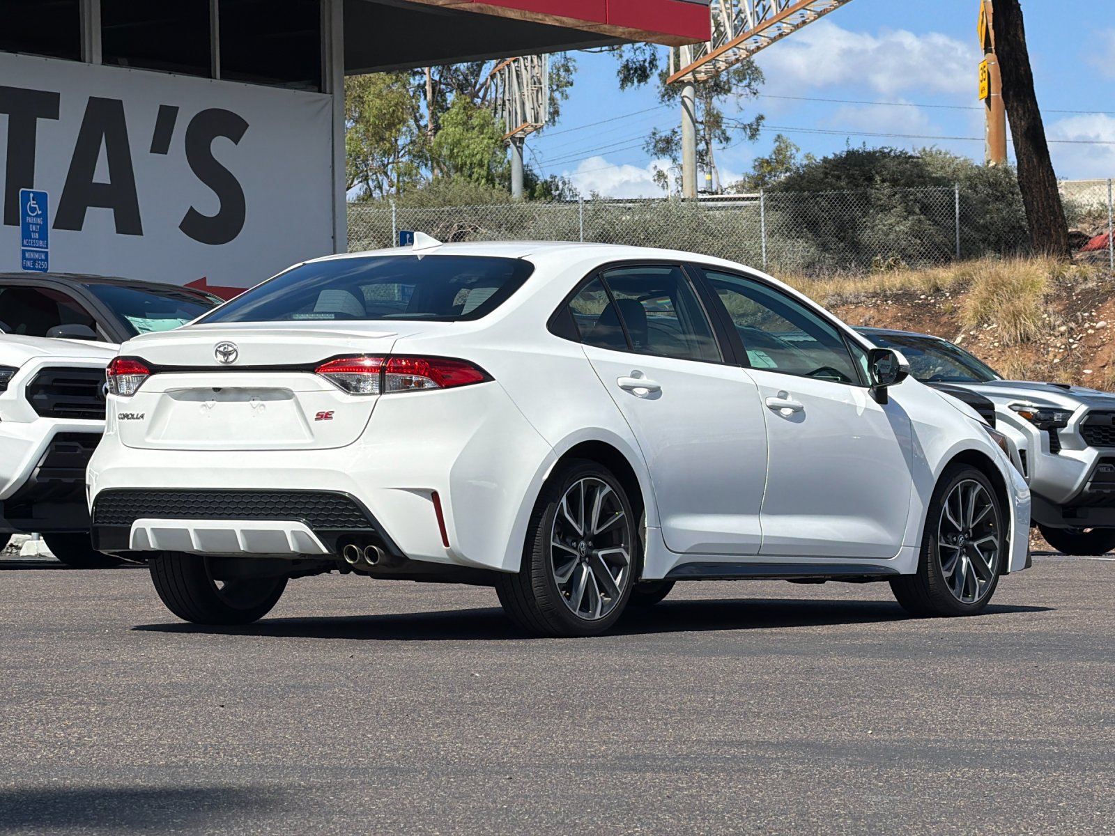 Used 2020 Toyota Corolla SE w/ SE Premium Package FWD image 5