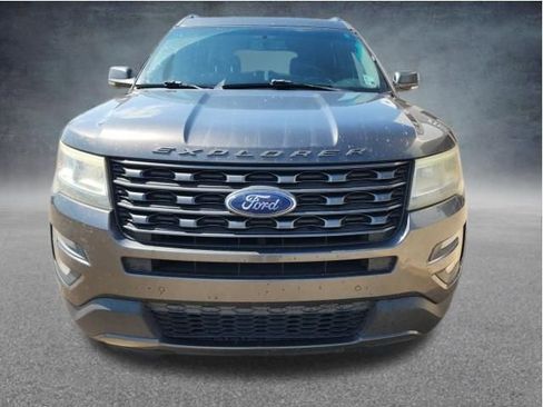 Used 2017 Ford Explorer XLT w/ Equipment Group 202A FWD image 3