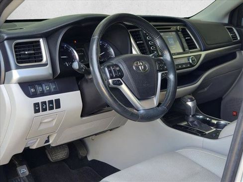 Used 2017 Toyota Highlander Limited Platinum FWD image 9