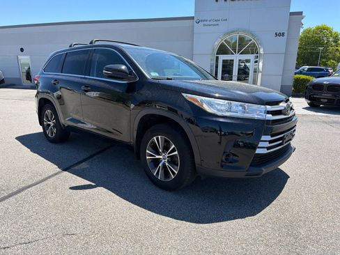 Used 2018 Toyota Highlander LE w/ Carpet Mat Package (TMS) AWD/4WD image 2