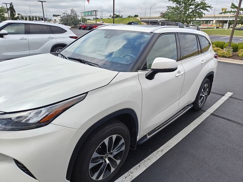 Used 2020 Toyota Highlander XLE FWD image 1