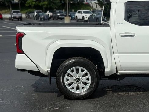 Certified 2025 Toyota Tacoma SR5 AWD/4WD image 9