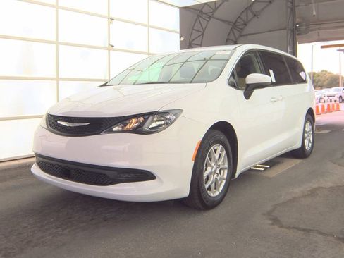 Used 2022 Chrysler Voyager LX FWD image 1
