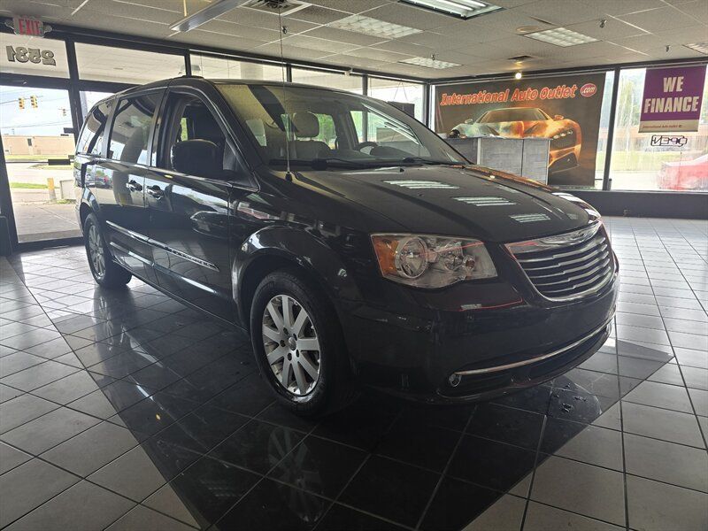 Used 2015 Chrysler Town & Country Touring w/ Driver Convenience Group FWD image 3
