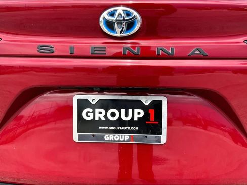 Used 2023 Toyota Sienna XLE FWD image 9