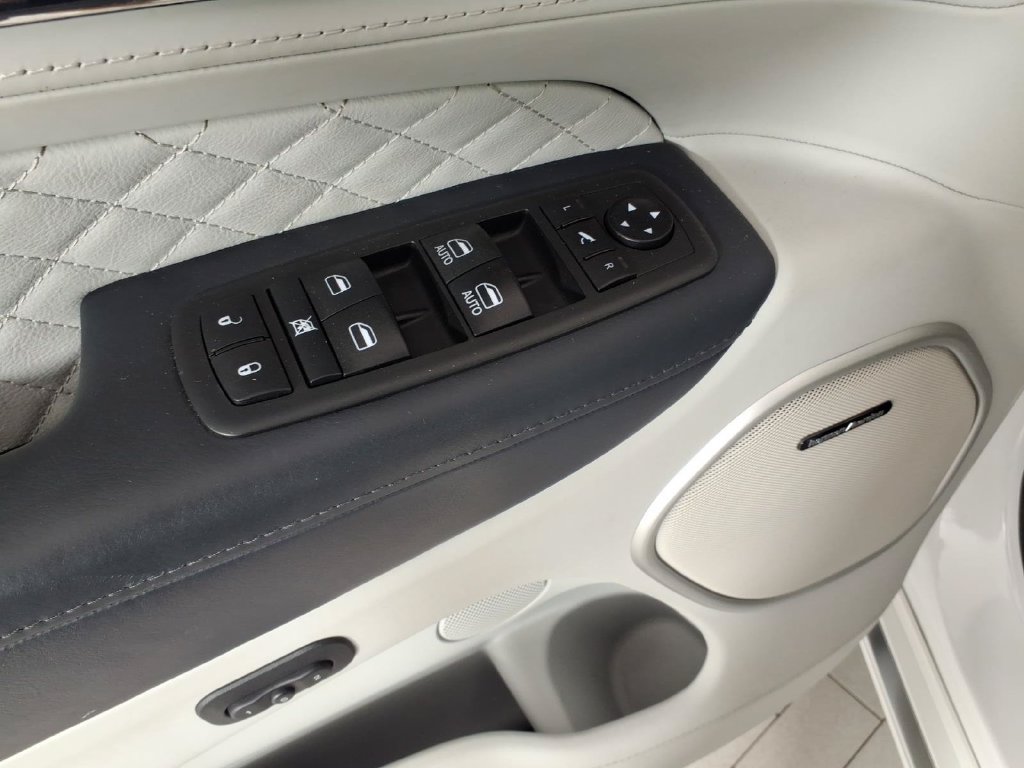 Used 2021 Jeep Grand Cherokee Summit AWD/4WD image 17