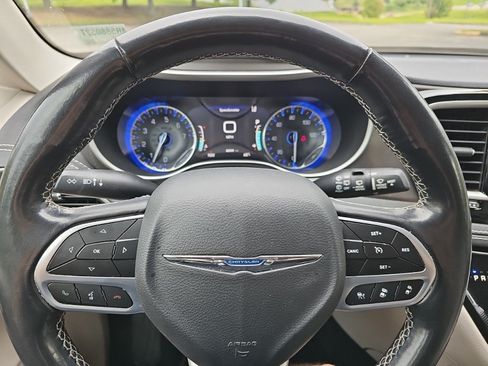Used 2021 Chrysler Pacifica Touring-L w/ Uconnect Theater Family Group FWD image 23
