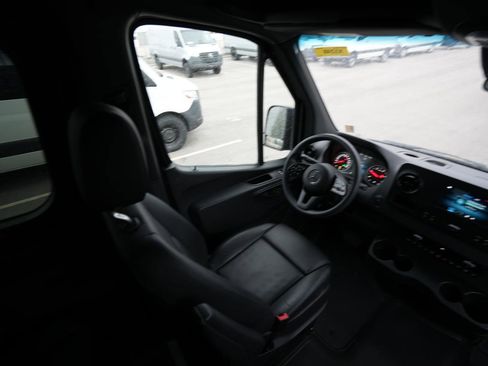 Used 2024 Mercedes-Benz Sprinter 2500 image 15