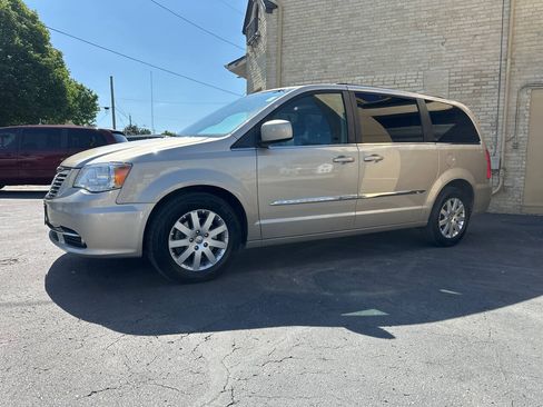 Used 2015 Chrysler Town & Country Touring FWD image 1