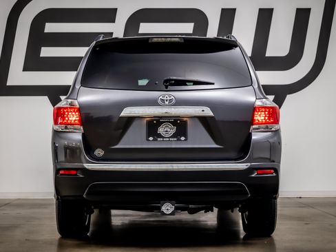 Used 2012 Toyota Highlander Limited w/ Tow Pkg FWD image 11