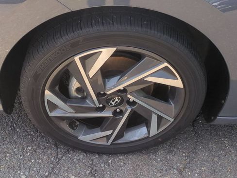 Certified 2024 Hyundai Elantra Limited FWD image 9