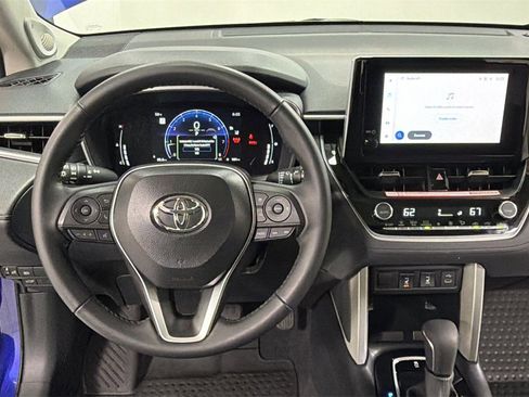 Certified 2025 Toyota Corolla Cross XLE image 9