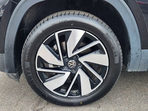 Certified 2025 Volkswagen Atlas SE image 17