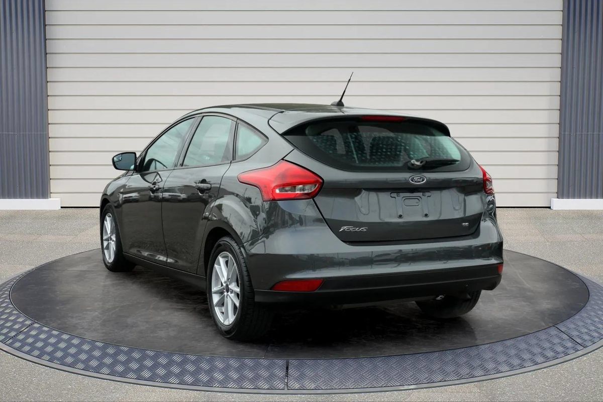 Used 2018 Ford Focus SE w/ Cold Weather Package FWD image 5