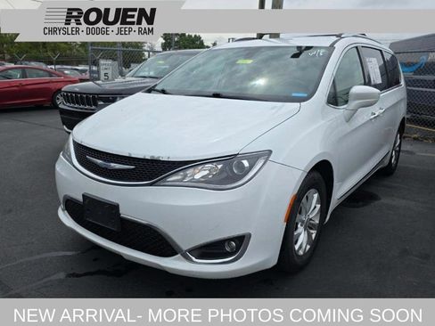 Used 2018 Chrysler Pacifica Touring-L FWD image 1