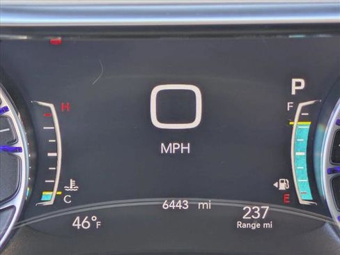 Used 2025 Chrysler Pacifica Limited image 10