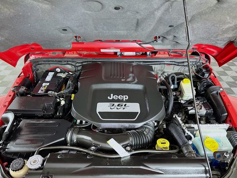 Used 2013 Jeep Wrangler Unlimited Sahara w/ Dual Top Group AWD/4WD image 28