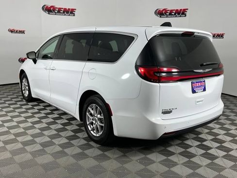 Used 2024 Chrysler Pacifica Touring-L FWD image 6