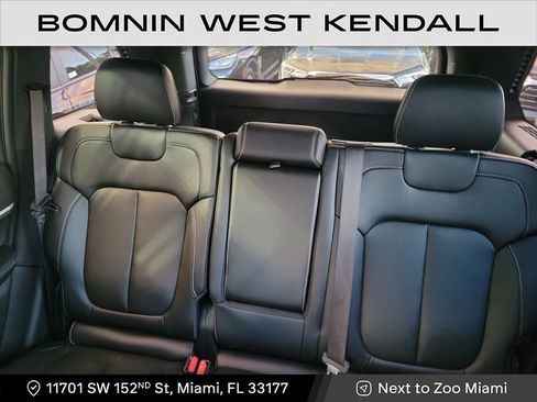 Used 2025 Jeep Grand Cherokee Limited w/ Black Appearance Package image 11