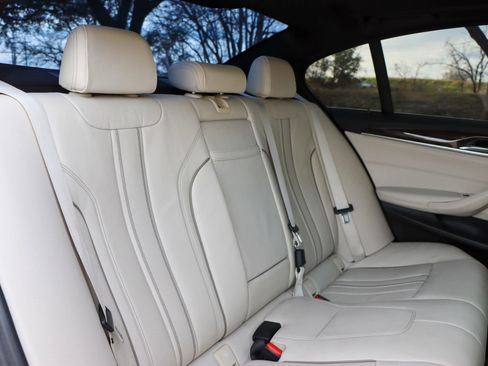 Used 2017 BMW 540i xDrive image 19